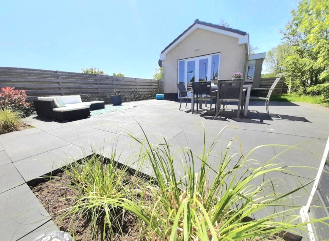 Huisje Britt Met Grote Tuin En Veel Privacy Dirkshorn Экстерьер фото